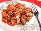 Рецепта Пилешко месо задушено с чушки, маслини, домати и червено вино върху варен бял ориз